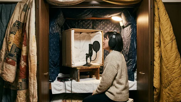 見た目はヤバいが効果はガチ。布団と段ボールで囲う「ひとり用カラオケボックス」の作り方